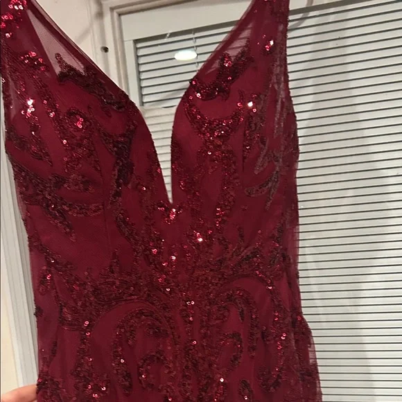 Elegant Burgundy Sequin Prom Dress with V-Neck - Picture 7 of 10